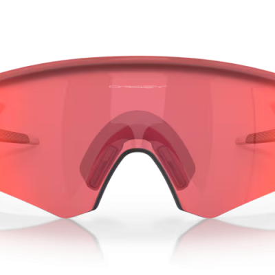 Óculos desportivos com lentes vermelhas e armação branca e preta