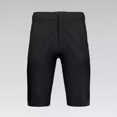 Calções pretos justos em fundo cinzento claro