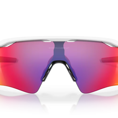 Óculos desportivos com armação branca e lentes espelhadas coloridas