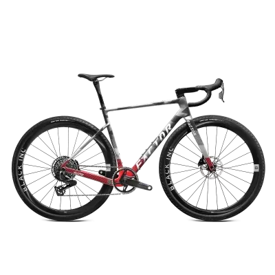 Bicicleta de estrada FACTOR cinzenta e vermelha com pneus GOODYEAR e rodas BLACK INC em fundo branco