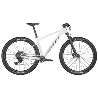 Bicicleta de montanha branca Scott com pneus pretos Maxxis