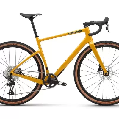 Bicicleta de corrida amarela com quadro de carbono e pneus WTB castanhos e pretos