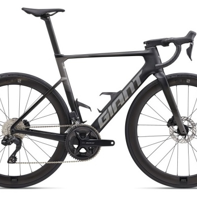 Bicicleta de estrada preta GIANT com quadro em carbono e rodas SLR 2