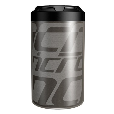 Recipiente cilíndrico prateado com tampa preta e padrão gráfico cinza