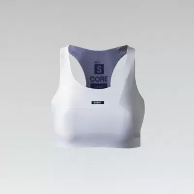 Top desportivo branco com texto CORE no forro e parte frontal