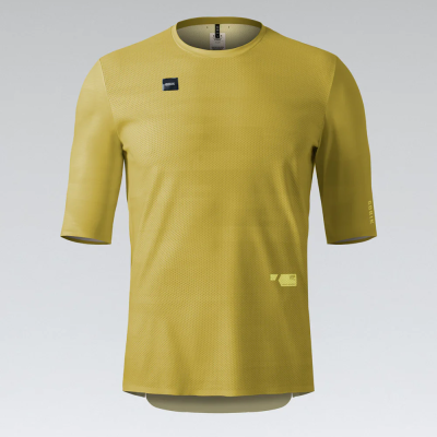 Camiseta desportiva amarela com textura de malha e logótipo preto