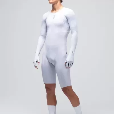 Fato de ciclismo branco e cinza claro com luvas incorporadas e sapatilhas brancas.