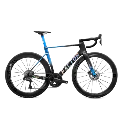 Bicicleta de estrada carbono azul e preto com rodas Black Inc e texto FACTOR