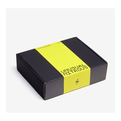 Embalagem preta com faixa amarela e texto UNUSUAL NITROUS