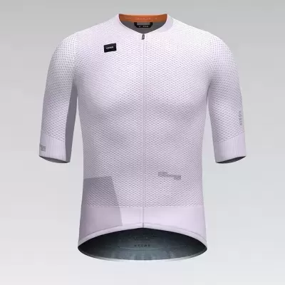 Camisola desportiva branca com padrão texturizado