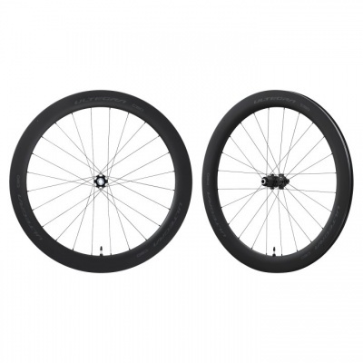 Conjunto de duas rodas de bicicleta pretas com aro profundo e texto ULTRALIGHT