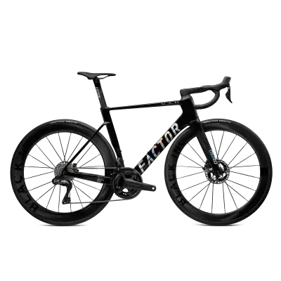 Bicicleta de corrida preta com rodas de carbono e vários logotipos