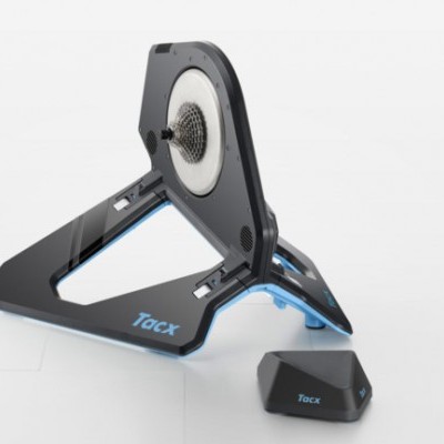 Aparelho de treino para bicicleta Tacx preto com detalhes azuis e suporte metalizado.