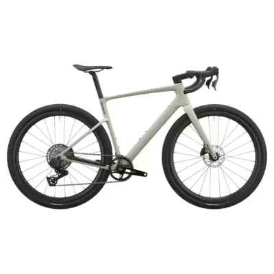 Bicicleta de estrada/gravel cinza claro com pneus pretos e quadro em carbono