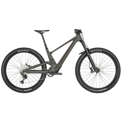 Bicicleta de montanha com quadro castanho escuro e pneus Maxxis