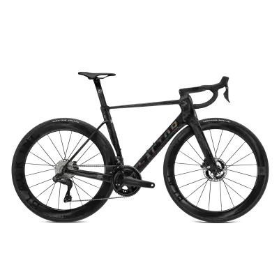 Bicicleta de estrada SPEED con rodas profundas negras e quadro de carbono negro.