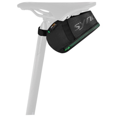 Saco para bicicleta preto com detalhes verdes preso ao selim