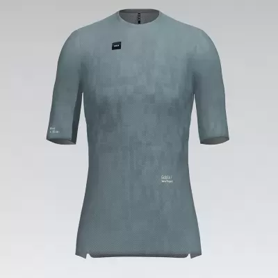 T-shirt desportiva cinza azulada com etiquetas pretas e texto KEY STYLES