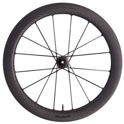 Roda de bicicleta carbono preta com raios finos e aro largo