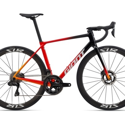Bicicleta de estrada Titanio com quadro vermelho, laranja e preto e rodas SLR pretas