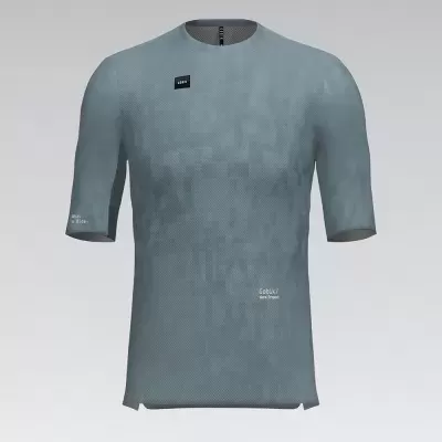 T-shirt cinzento claro com malha, mangas curtas e etiquetas texto.