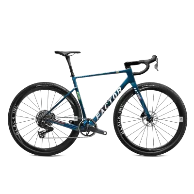Bicicleta de corrida Factor azul com pneus pretos e jantes Black Inc.