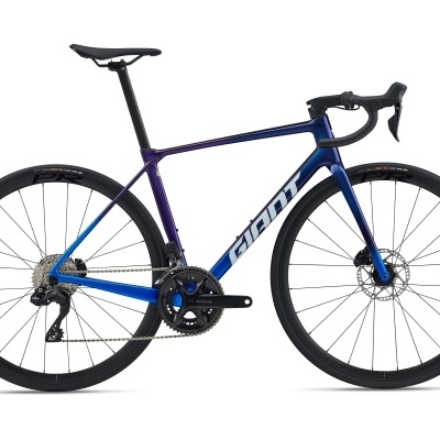 Bicicleta de estrada azul e roxa com roda preta e selim preto.