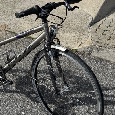 Bicicleta cinzenta com guiador preto e roda frontal fina