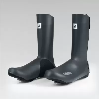 Cobertores impermeáveis pretos para sapatilhas de bicicleta com logo branco e texto GOBIK