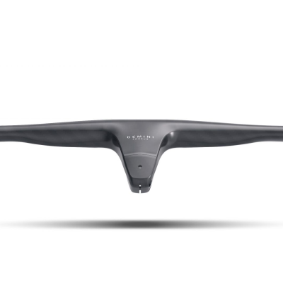 Guiador de bicicleta preto com fixação central integrada e marcação numérica branca.