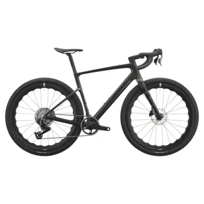 Bicicleta preta de estrada com quadro e garfo em carbono e pneus grossos