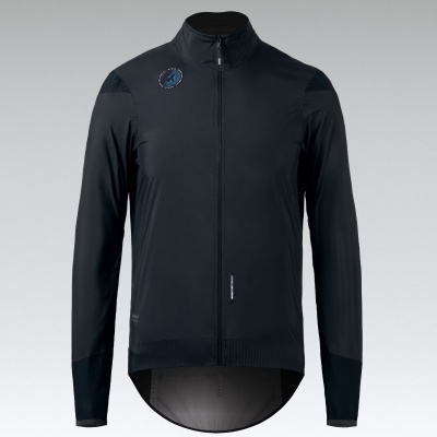 Casaco de ciclismo preto com fecho frontal e detalhes em malha preta nos ombros