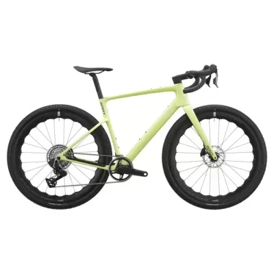 Bicicleta verde claro de corrida com pneus grossos e quadro em carbono