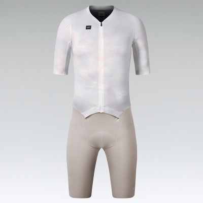 Conjunto de ciclismo com camisa branca semi-transparente de manga curta e calções bege com almofadado.