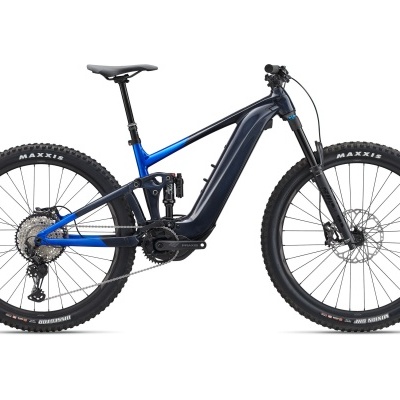Bicicleta de montanha elétrica azul e preta com pneus MAXXIS e suspensão