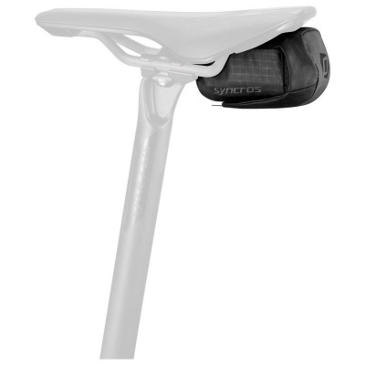 Bolsa de selim preta Syncros debaixo de selim de bicicleta branco.