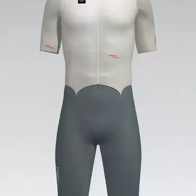 Macacão de ciclismo branco e cinza com texto e etiquetas pretas