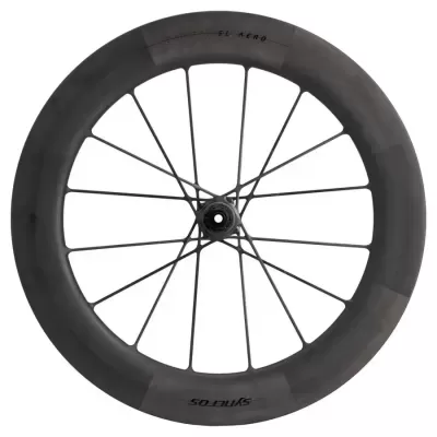 Roda de bicicleta com aro preto fosco e raios pretos