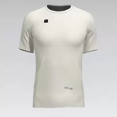 T-shirt masculina bege claro com textura de riscas finas horizontais e etiqueta preta no peito