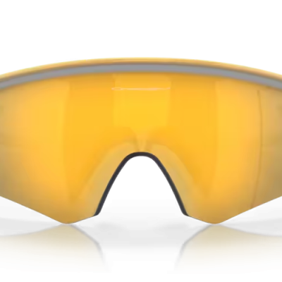 Óculos desportivos com lente amarela reflexiva e armação preta sobre fundo negro