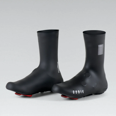 Capas de sapatilha pretas elásticas com letras brancas GOBIK e detalhe vermelho na sola