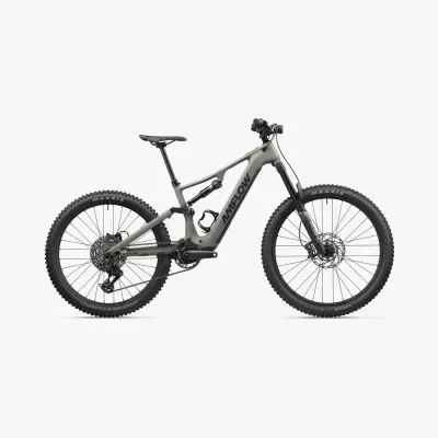 Bicicleta de montanha elétrica cinza mate AMFLOW com pneus Maxxis e suspensão