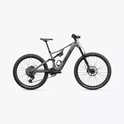 Bicicleta de montanha elétrica cinzenta MIFLOW em fundo branco