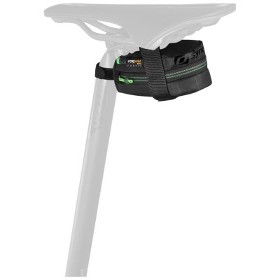 Bolsa pequena preta em tecido Cordura com fecho de correr verde e etiqueta multicolorida sob assento de bicicleta