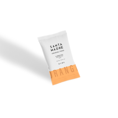 Pacote de snack SANTA MADRE branco e laranja com texto preto