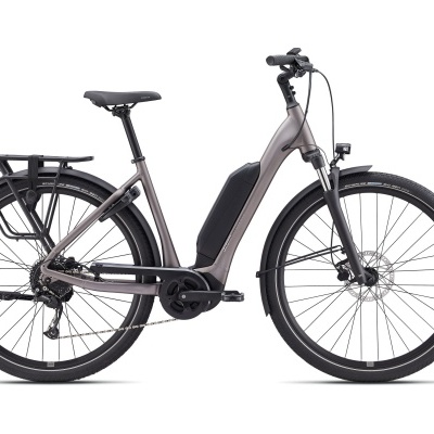 Bicicleta elétrica cinza com quadro anatômico, pneus pretos e bateria integrada