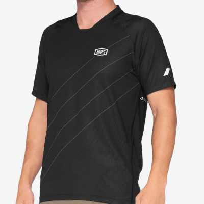 Camiseta preta de manga curta com logo branco e linhas diagonais finas.