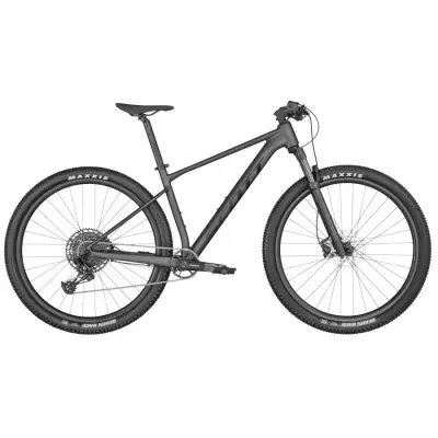 Bicicleta de montanha cinza escuro com pneus Maxxis e suspensão dianteira
