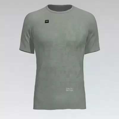 Camisola cinzenta de manga curta com gola redonda e logótipos brancos.