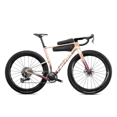 Bicicleta de estrada rosa e roxa com rodas de carbono e bolsa preta